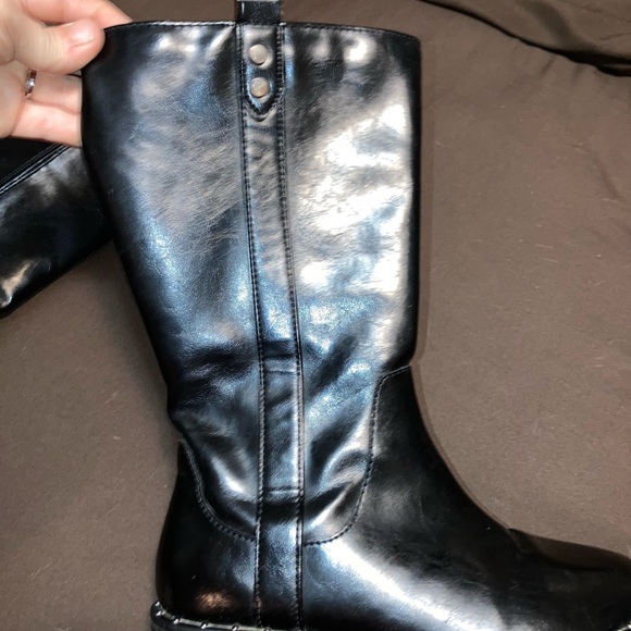 Practically new Girls zip up boot Size 2 - Picture 2 of 3